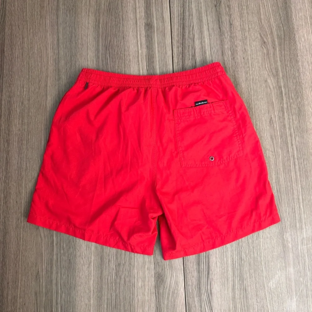 Quiksilver Red Swim Trunks Men’s Medium Board Shorts Lined Inseam: 7”